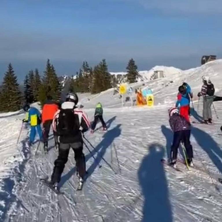 Kinder beim Ski laufen in den Bergen