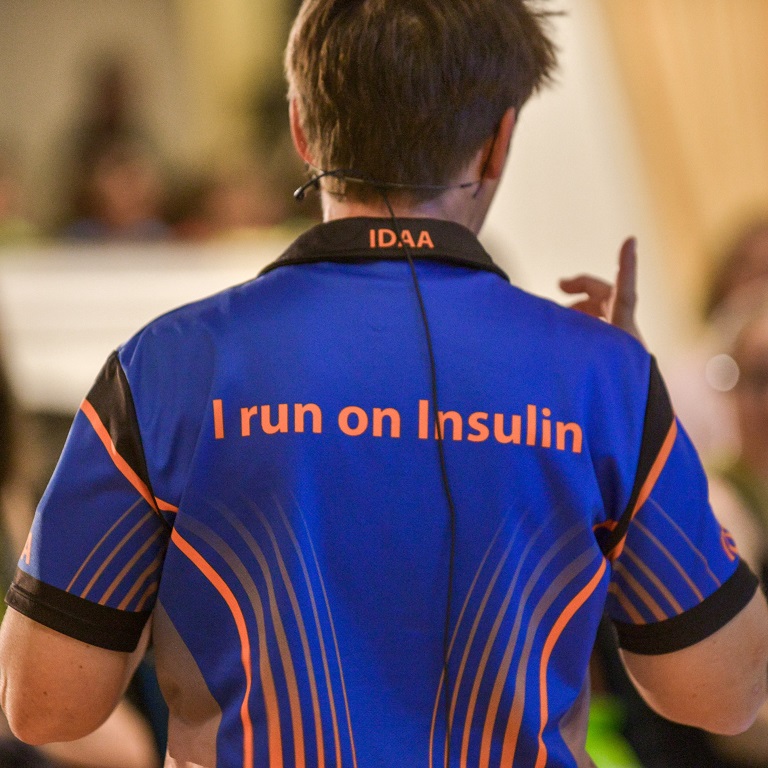 Mann mit T-Shirt mit der Aufschrift IDAA - I run on Insulin